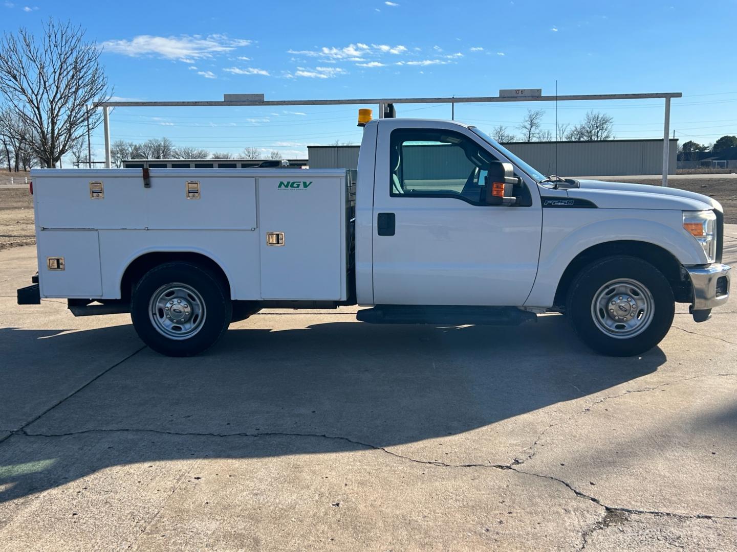 2015 White /Gray Ford F-250 SD XLT 2WD (1FDBF2A66FE) with an 6.2L V8 OHV 16V engine, 6-Speed Automatic transmission, located at 17760 Hwy 62, Morris, OK, 74445, (918) 733-4887, 35.609104, -95.877060 - Photo#3